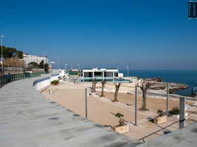 Uno dopo l'altro appaiono sulla destra i lidi del rione. Si parte con il "Sun Beach", sorto nel 1966 e seguito a 750 metri di distanza da "La Baia", inaugurato alla fine degli anni 50 proprio a ridosso del braccio. La sequela si chiude con il piccolo "Moretti" e il �Titolo�...